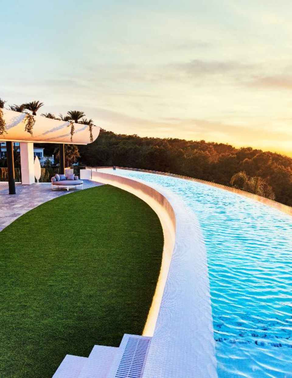 BILD Schwimmen mit Ausblick, einer von mehreren Pools der Sha Wellness Clinic