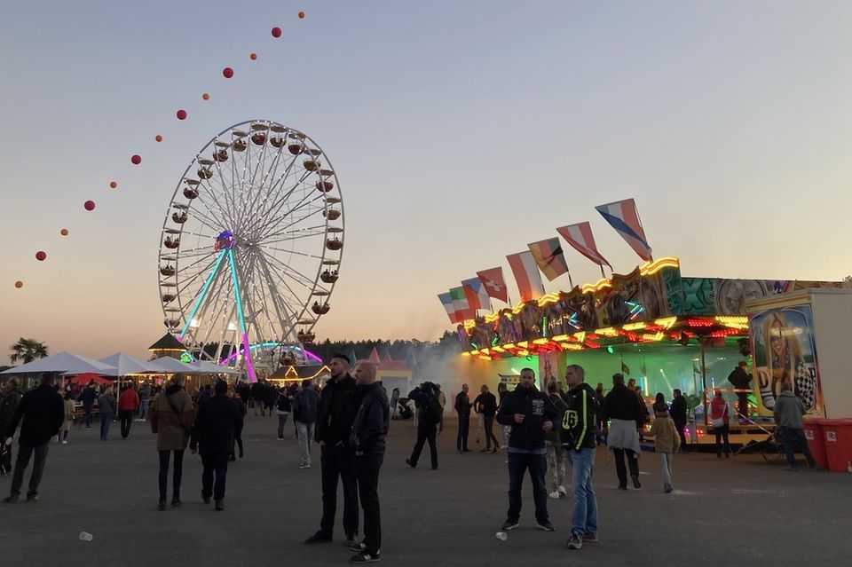 Die Eröffnung der Fabrik in Grünheide feierte der Autobauer Tesla mit einem Volksfest – inklusive Riesenrad und Autoscooter