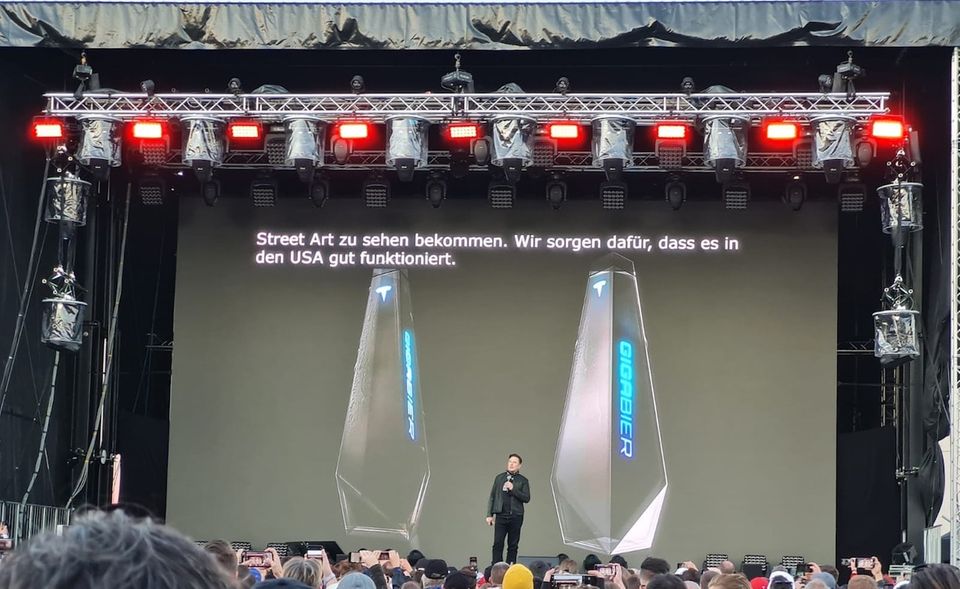 Vielleicht das Highlight des Gigafests am Samstag: CEO Elon Musk präsentiert ein eigenes Bier – Tesla-typisch mit futuristischem Design