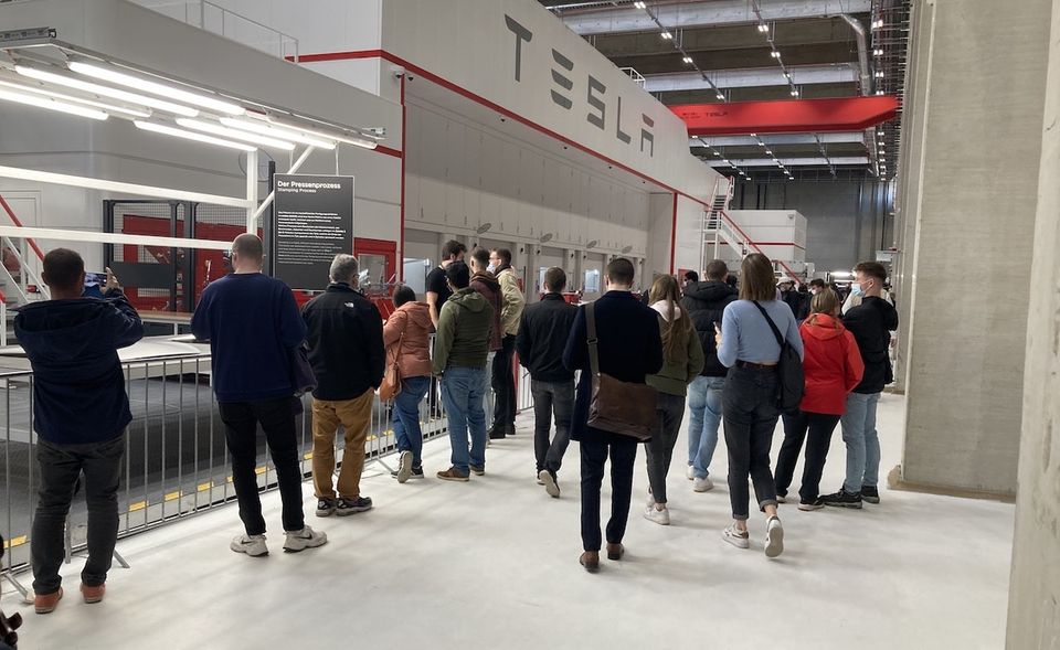 „Gigafest“: Bei einer Führung durch die Fabrikhallen konnten Besucher unter anderem das Presswerk besichtigen Bei einer Führung durch die Fabrikhallen konnten Besucher unter anderem das Presswerk besichtigen