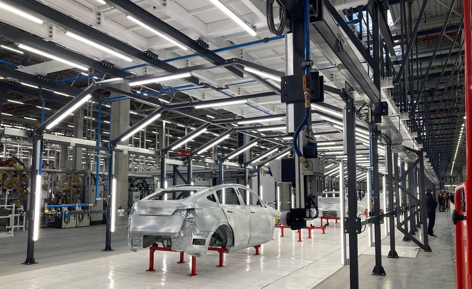 „Gigafest“: Blick auf die Fertigungsstraße für die Karosserie Blick auf die Fertigungsstraße für die Karosserie