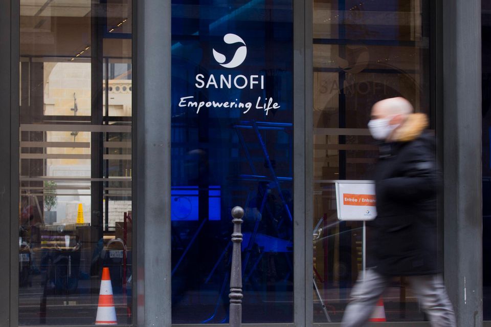 Sanofi Als Impfstoffentwickler ist Sanofi bekannt, doch ausgerechnet in Sachen Corona hat das Unternehmen noch nichts geliefert. Das soll sich spätestens im Dezember ändern – obwohl es ja schon einige Impfstoffe gibt. Zudem will der 2004 aus der Fusion von Sanofi-Synthélabo und Aventis hervorgegangene Konzern einen mRNA-Spezialisten kaufen und bis 2025 sechs Impfstoffe auf gentherapeutischer Basis herausbringen. Bei einer Dividendenrendite von 3,6 Prozent können Anleger das Vorhaben entspannt verfolgen.