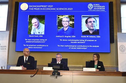 Auf einer Pressekonferenz in Stockholm wurden am Montag die Nobelpreisträger in den Wirtschaftswissenschaften bekannt gegeben