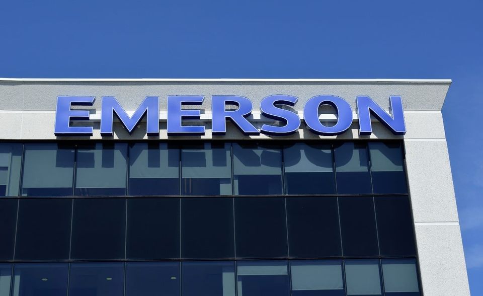 Emerson Electric Der 1890 gegründete Mischkonzern hat den ersten elektrischen Ventilator verkauft, bald kamen Nähmaschinen, Zahnbohrer und Werkzeuge hinzu. Heute bietet das Unternehmen Lösungen für Digitalisierung und Automatisierung an. Heißt: Emerson entwickelt intelligente Stromnetze und Fabriken sowie Überwachungssysteme etwa für die Lebensmittelindustrie. Am Kapitalmarkt kommt die Produktpalette an: Der Aktienkurs ist in den letzten zwölf Monaten um mehr als 50 Prozent gestiegen – und immer noch fair.