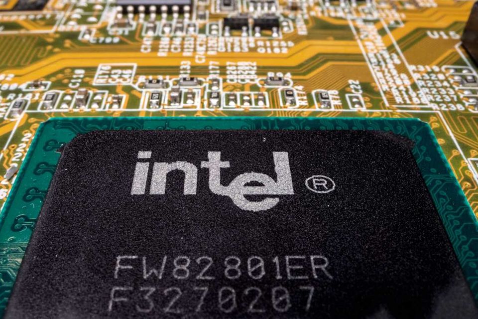 Halbleiter sind begehrt. Während Hersteller wie Nvidia und Taiwan Semiconductor kaum die Nachfrage bedienen können, ging der Hype an Intel vorbei, die Chips galten als veraltet. Einige Veränderungen sollen den Konzern wieder nach vorne bringen: Intel tüftelt an neuen Prozessoren für Computer, Server und an einer neuen Transistorarchitektur, darauf setzen Großkunden. So ist Intel als einer von zwei Techkonzernen im Ranking eine klassische Value-Anlage: Heute günstig und 2025 hoffentlich an der Spitze.