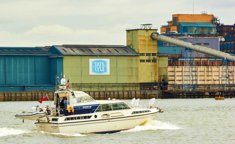 Tate & Lyle Das 1921 als Zuckerraffinerie gestartete britische Unternehmen Tate & Lyle entsagt heute dem Zucker und beliefert Lebensmittelhersteller mit dem Süßungsmittel Sucralose. Auch Stabilisatoren für Joghurt, künstliche Ballaststoffe und Zutaten für Suppen, Soßen und Backwaren haben die Briten im Programm. Als Zulieferer agiert Tate & Lyle oft unter dem Radar vieler Anleger, weshalb die Aktie trotz positiver Wachstumsaussichten und einer mit 4,2 Prozent vergleichsweise hohen Dividendenrendite günstig bewertet ist.