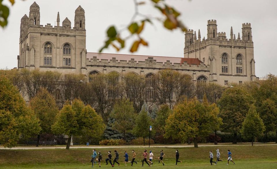#10 University of Chicago Die University of Chicago hat während der Covid-19-Krise ihre Position unter den Spitzenhochschulen der Welt gehalten. Sie kam im Ranking für 2022 wie im Vorjahr auf Platz zehn. Die Universität, an der Barack Obama vor seiner Zeit als US-Präsident Verfassungsrecht lehrte, war 2021 in die Top 10 aufgestiegen. Zuletzt waren dort laut THE 14.895 Studenten immatrikuliert, jeder dritte von ihnen kam aus dem Ausland. Eine Lehrkraft betreute im Schnitt 6,1 Studierende. Das ist ein Verhältnis, von dem deutschen Spitzenuniversitäten nur träumen können.