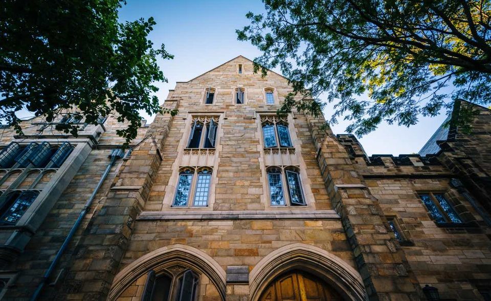 Für die Yale University ging es in dem Ranking hingegen während der Pandemie abwärts. Die drittälteste Hochschule der Vereinigten Staaten kam zuletzt nur noch auf Rang neun. Sie hatte in den drei Jahren zuvor den achten Platz für sich reklamiert. Der Anteil internationaler Studenten lag mit 21 Prozent deutlich niedriger als bei der eben genannten University of Chicago.
