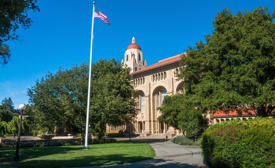 Die Stanford University gehörte zu den Verlierern der Top 10. Die kalifornische Eliteuniversität verschlechterte sich um zwei Plätze auf Rang vier. Stanford büßte damit im THE-Ranking auch den Titel der besten Hochschule der USA ein. 23 Prozent der 16.319 Studierenden stammten aus dem Ausland. Auf 7,3 Lernende kam statistisch betrachtet eine Lehrkraft.
