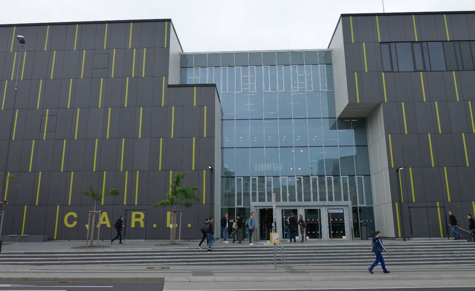 #8 RWTH Aachen Platz acht teilten sich im Ranking für 2022 zwei deutsche Hochschulen. Die Rheinisch-Westfälische Technische Hochschule Aachen hielt auf dieser Position das Ergebnis des Vorjahres. Im globalen Ranking fiel sie einen Rang auf Platz 108. Die RWTH hatte sich in den Jahren zuvor kontinuierlich verschlechtert. Sie wies mit 55,5 Studierenden je Lehrkraft das schlechteste Verhältnis in den deutschen Top 10 auf. Das galt auch für die Zusammensetzung des Lehrkörpers. In dem kamen den Angaben zufolge auf eine Frau zwei Männer. Die RWTH war mit 45.628 Studierenden die mit Abstand größte Top-10-Hochschule des Landes.