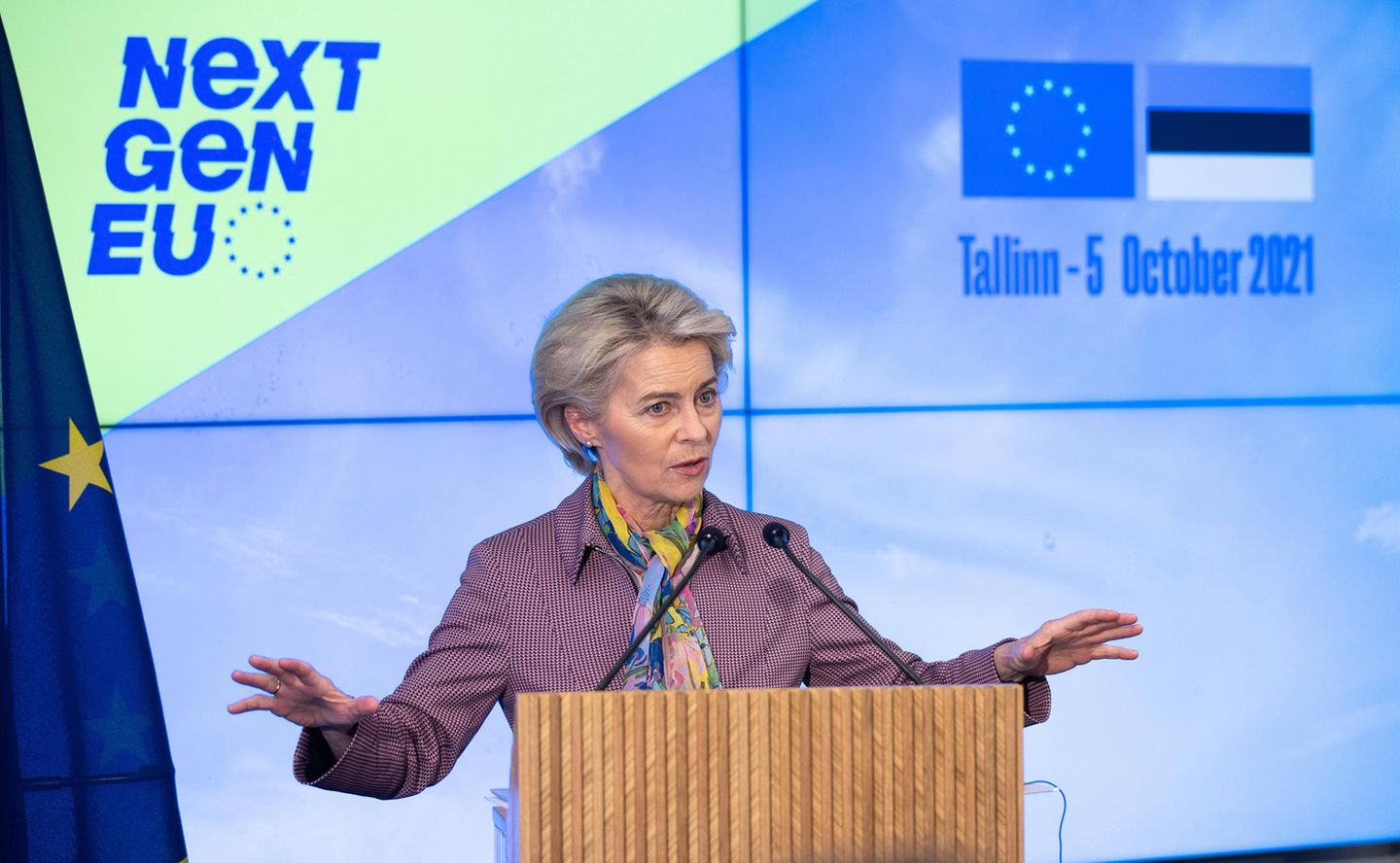 EU-Kommissionspräsidentin Ursula von der Leyen besuchte Tallinn vergangene Woche. Sie traf sich dort mit Premierministerin Kaja Kallas, um über die Pläne Estlands zum wirtschaftlichen Neustart nach der Pandemie zu sprechen. Das Bild zeigt sie bei der Pressekonferenz