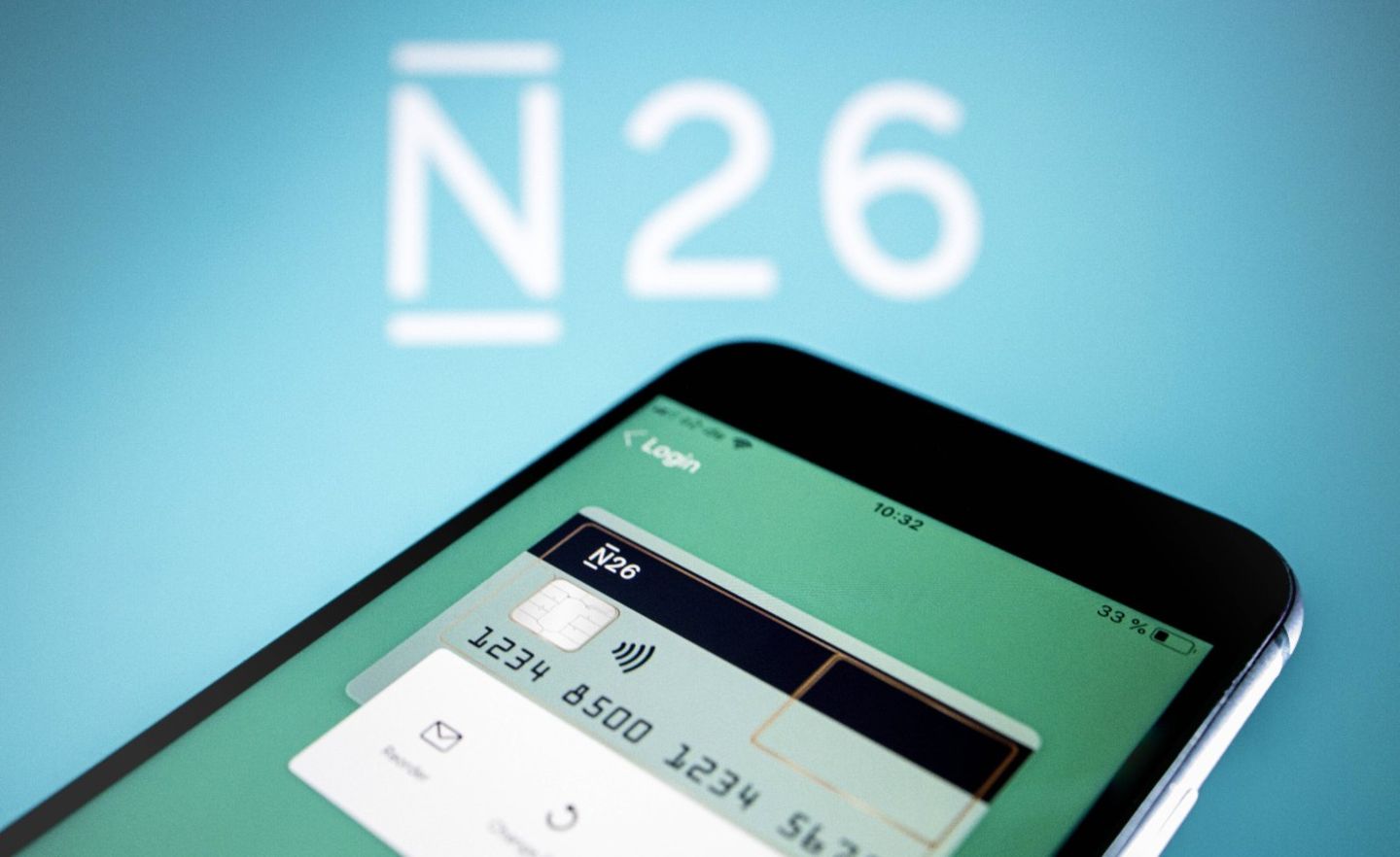 Das Logo der N26 Bank wird auf einem Smartphone angezeigt