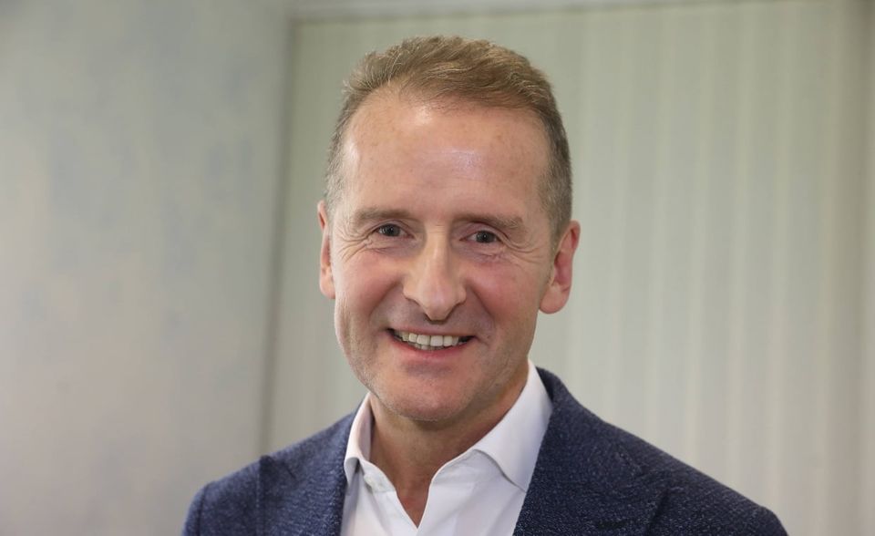 VW-Chef Herbert Diess ist noch kein Jahr auf Twitter unterwegs. Mit seinen 38.324 Followern landet er also nicht nur auf Platz eins dieses Rankings, sondern ist auch der Dax-Vorstand mit dem jüngsten Twitterprofil. In seinen Tweets konzentriert sich Diess vor allem auf sein Unternehmen und Themen wie Mobilität, aber auch der ein oder andere Kommentar zum Beispiel zu den Koalitionsverhandlungen kommt vor. Diess’ Account ist dabei dreisprachig unterwegs – neben Deutsch und Englisch twittert er auch auf Spanisch. Der VW-Chef wird bei der Pflege des Accounts durch ein Kommunikationsteam unterstützt.