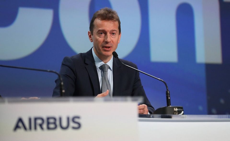 Seit 2019 führt Guillaume Faury bei Airbus die Geschäfte. Dem Konzern gehört der studierte Ingenieur schon seit 8 Jahren an. 2013 leitete er als CEO Airbus Helikopter und wurde 2018 Chef der Verkehrsflugzeugsparte. Bei Twitter ist Faury seit 2015 aktiv. Mittlerweile ist seine Community auf 13.924 Follower angewachsen. Inhaltlich orientiert sich der Airbus-Chef dabei vor allem an Themen der Luft- und Raumfahrt.