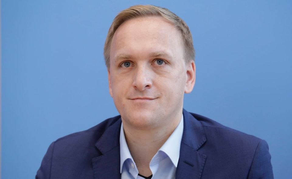 Gleich zweimal ist Jürgen Müller in den Rankings zu den CxOs mit den meisten Social-Media-Followern vertreten. Denn nicht nur, was die Follower angeht, zählt er mit seinen 14.853 Nutzern zu den zehn Spitzenreitern, sondern er ist auch einer der Dax-Vorstände mit den meisten Tweets seit Jahresbeginn. Rund 132 Mal postete der SAP-CTO bis zum Stichtag am 12. September. Müller ist seit 2014 bei Twitter. Inhaltlich befassen sich seine Beiträge neben dem eigenen Unternehmen auch mit gesellschaftlichen Themen wie der Bedeutung von Frauen in MINT-Berufen oder dem Mental Health Day.