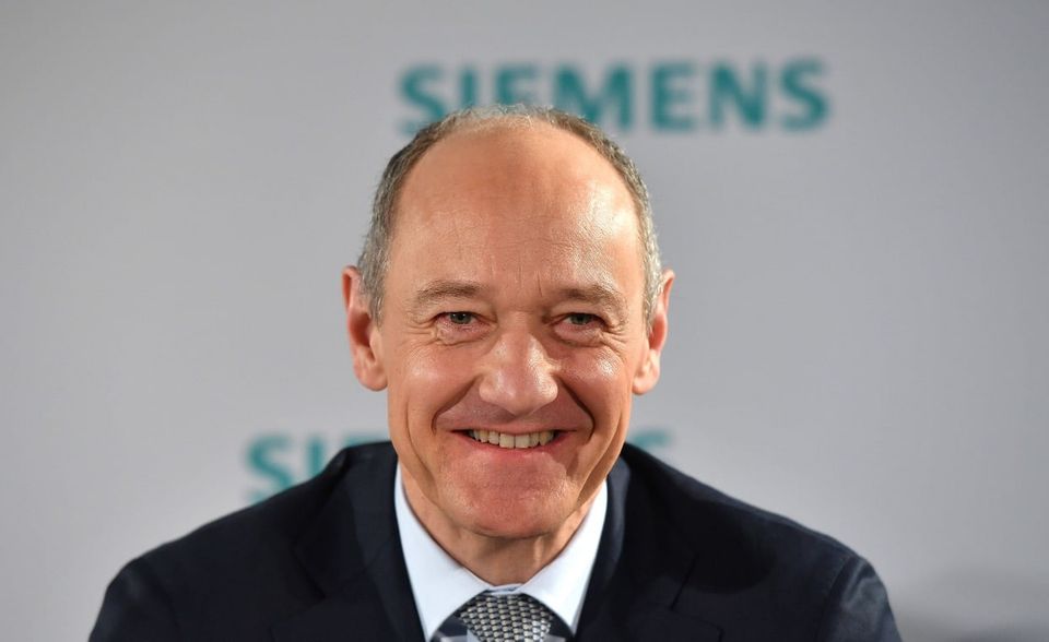 Anfang Februar ist der ehemalige Siemes-CTO Roland Busch an die Unternehmensspitze vorgerückt. Verglichen mit seinem Vorgänger Joe Kaeser ist Buschs Twitter-Community noch überschaubar. Während Kaeser 40.615 Follower auf sich vereint, sind es bei Busch 16.700. Im Vergleich zu den anderen Dax-Vorständen und Einhorn-CxOs zählt er damit allerdings zu den fünf Spitzenreitern. In seinen Tweets äußert sich Busch – mal auf Englisch mal auf Deutsch – über Siemens und die aktuellen Projekte, manchmal gibt es aber auch Neuigkeiten zur eigenen Person. So twitterte Busch etwa über seine Ernennung zum Vorsitzenden des Asien-Pazifik-Ausschusses der deutschen Wirtschaft.