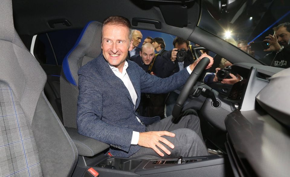Zuletzt war VW-Chef Diess vor allem wegen seinen Tweets mit der Forderungen nach mehr Nachhaltigkeit im Gespräch. Den Löwenanteil seiner Social-Media-Follower macht aber Linkedin mit 210.128 Abonnenten aus. Bei Twitter kommt Diess immerhin auf 35.126 Follower. Insgesamt liegt der Autoboss mit seinen 245.592 damit unangefochten an der Spitze.
