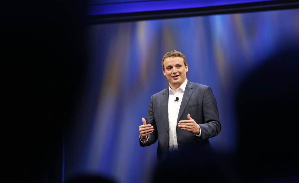 Seit 2019 steht Christian Klein als CEO an der Spitze des Softwareherstellers SAP. Bei Social Media zählt der 41-Jährige außerdem zu den Vorstandsmitgliedern, die auch bei Instagram vertreten sind. 8380 Abonnenten folgen Klein dort. Insgesamt kommt der SAP-CEO auf 136.991 Follower. Damit hat er zwar einen deutlichen Vorsprung vor den anderen Dax-Vorständen, von Platz eins trennen ihn aber etwa 110.000 Abonnenten.