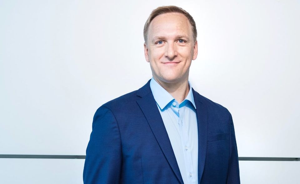 Gleich zweimal ist Software-Hersteller SAP mit zwei Vorstandsmitgliedern im Ranking der Dax-Vorstände mit den meisten Abonnenten vertreten. CTO Jürgen Müller landet mit seinen 44.962 Followern bei Linkedin und Twitter auf Platz 9 des Rankings. Damit ist er übrigens der einzige der Platzierten, der nicht die Geschäfte seines Konzerns leitet. Auf Twitter zählt Müller außerdem zu den zehn Dax-Vorständen mit den meisten Tweets. 132 twitterte der SAP-CTO bis zum Stichtag am 12. September.