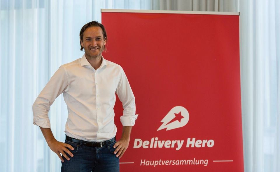 Ginge es darum, wer die meisten Reaktionen seiner Follower einholt, dann wäre Delivery-Hero-Mitgründer und -CEO Niklas Östberg ein Kandidat für die Spitze des Rankings. Keiner der Dax-Vorstände erzielte bei Twitter so viel Interaktionen wie der Delivery-Hero-Mitgründer und -CEO. Dafür tweetet Östberg aber auch deutlich mehr als die meisten Dax-Vorstände. Rund 498 Tweets gehen bis zum Stichtag auf sein Konto. Nur Kai Beckmann von Merck tweetete noch mehr. Die Anzahl der Follower ist verglichen mit den anderen Dax-Vorständen dieses Rankings aber deutlich geringer. Mit 43.870 Followern landet Östberg deshalb auf Platz zehn des Rankings.