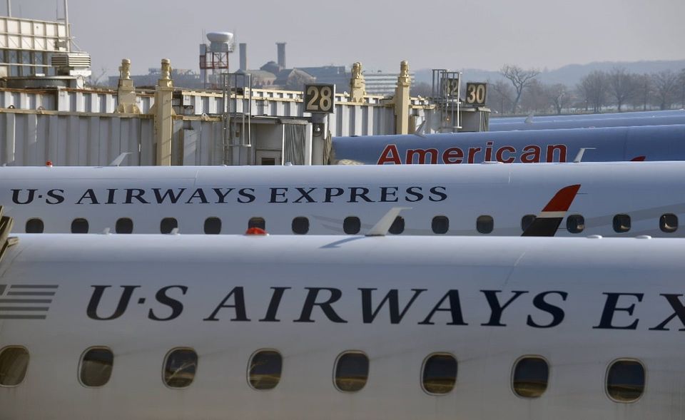 US Airways US Airways war mit Sitz in Tempe, Arizona, und zuletzt jährlich mehr als 66 Millionen Passagieren eine der größten Airlines der Welt. Doch im Dezember 2013 wurde sie von American Airlines geschluckt: Es entstand die größte Fluggesellschaft der Welt. Auf die Deregulierung der 1980er-Jahre war ein heftiger Preiskampf gefolgt, der am Ende auch die größeren Gesellschaften in Mitleidenschaft zog. Von den einst neun großen US-weiten Fluglinien blieben ganze vier übrig: American, Delta, United und der weltweit größte Billiganbieter Southwest. Sie beherrschen – gemeinsam mit kleineren regionalen Partnern – über 80 Prozent des Marktes.