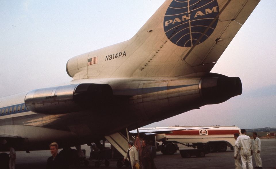 Die Fluggesellschaft Pan Am stand wie keine andere für das goldene Zeitalter des Fliegens. Schon vor dem Zweiten Weltkrieg bot Pan Am Transatlantikflüge an, die samt Zwischenlandungen oft mehrere Tage dauerten. Nach dem Krieg setzte Pan Am als eine der ersten auf Düsentechnologie – und hängte die Konkurrenz damit eine Weile ab. „Es gibt keine fernen Länder“, lautete ein früher Werbeslogan. Über Jahrzehnte blieb die Airline unumstrittene Nummer eins im internationalen Flugverkehr, geriet jedoch Ende der 1980er-Jahre ins Trudeln und ging pleite. Das Ende einer Ära.