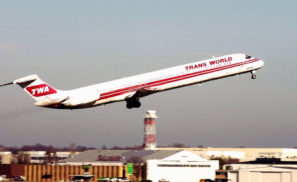 Trans World Airlines Auch eine andere Ikone unter den Fluggesellschaften ist längst Geschichte: TWA. Der legendäre Howard Hughes war lange Zeit Eigentümer der Fluglinie. In den 1980er-Jahren versuchte der Investor Carl Icahn die Gesellschaft auf einen profitablen Kurs zu bringen. 2001 war jedoch Schluss: TWA ging in American Airlines auf und der Name verschwand.
