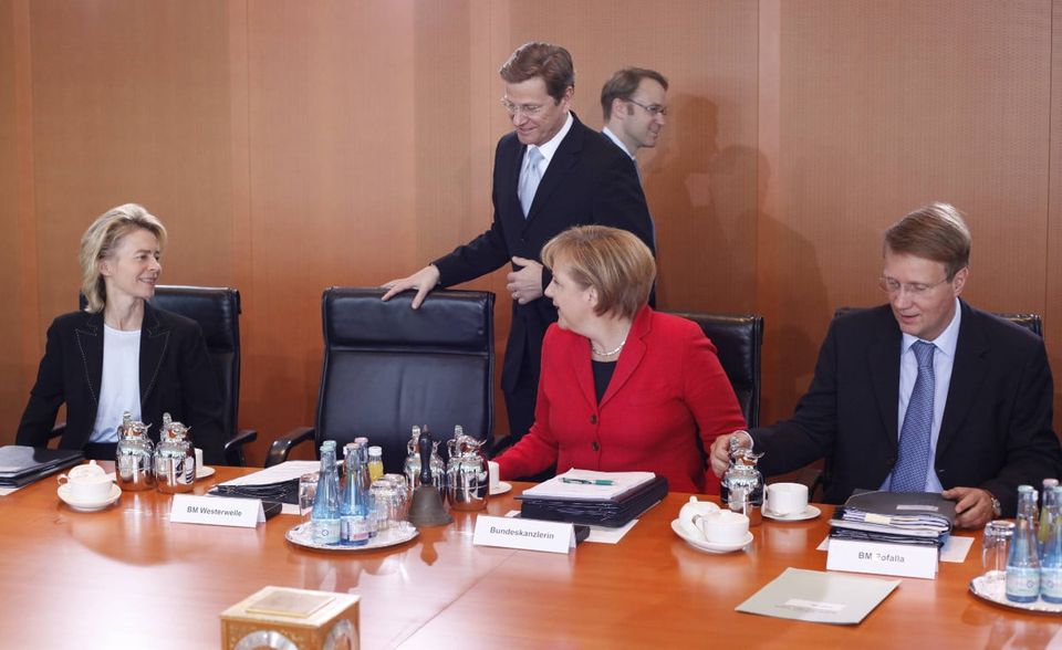 Im Kabinettssaal mit Ursula von der Leyen, Guido Westerwelle und Angela Merkel (von links): Bevor Weidmann Bundesbankchef wurde, war er Abteilungsleiter für Wirtschafts- und Finanzpolitik im Bundeskanzleramt. Als er 2006 dort begann, war er in der breiten Öffentlichkeit noch weitgehend unbekannt.