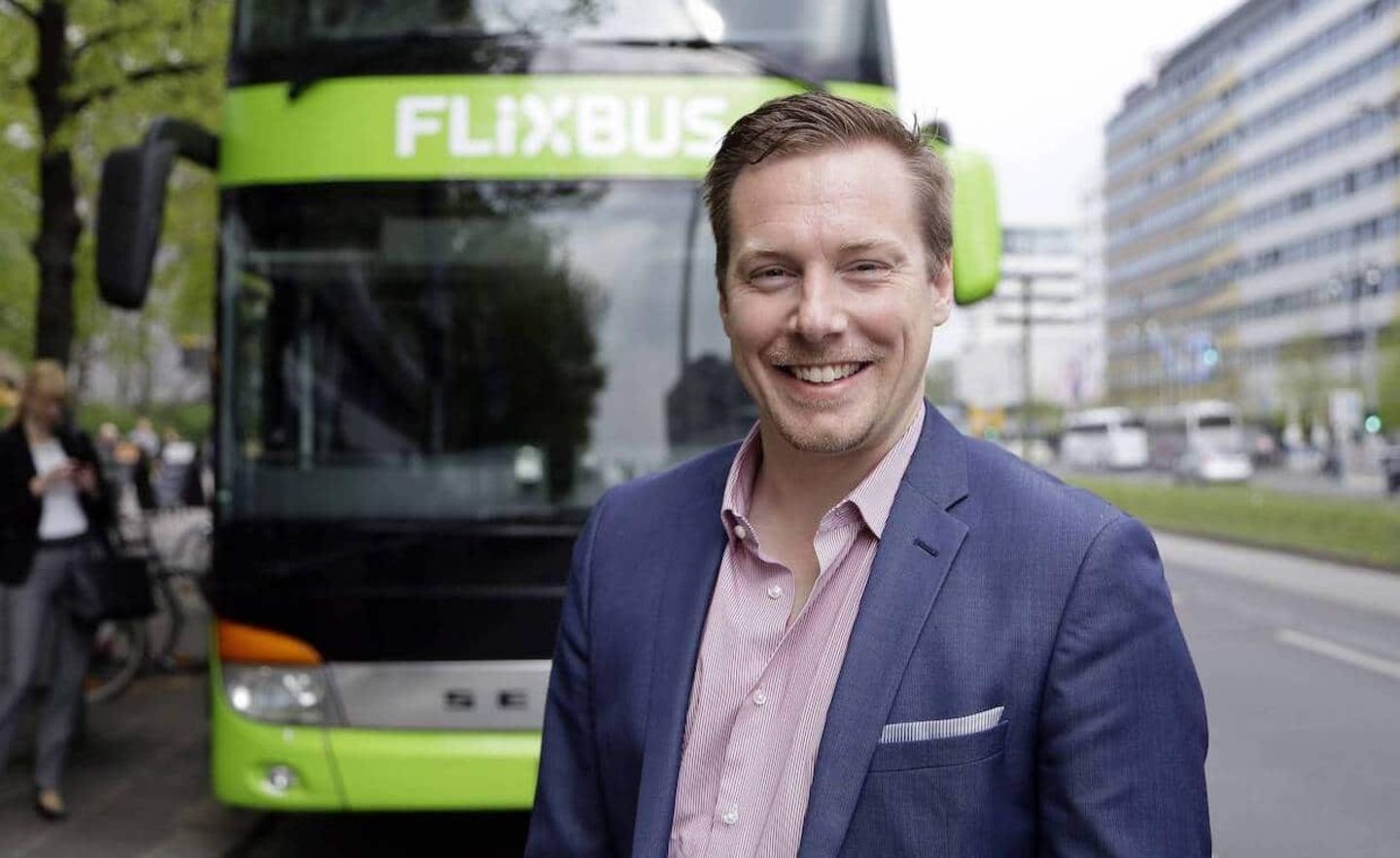 Flixbus-Gründer André Schwämmlein vor einem der Busse des Unternehmens, das gerade in den USA expandiert.