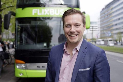 Flixbus-Gründer André Schwämmlein vor einem der Busse des Unternehmens, das gerade in den USA expandiert.