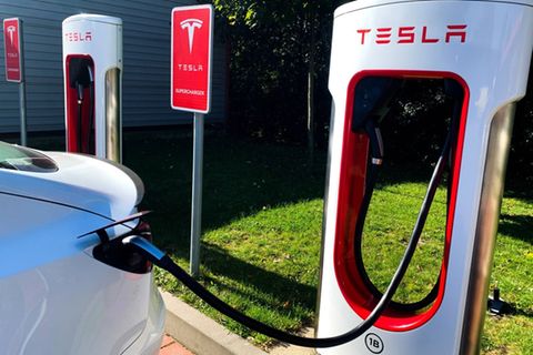 Tesla produziert zu hundert Prozent rein elektrische Fahrzeuge.