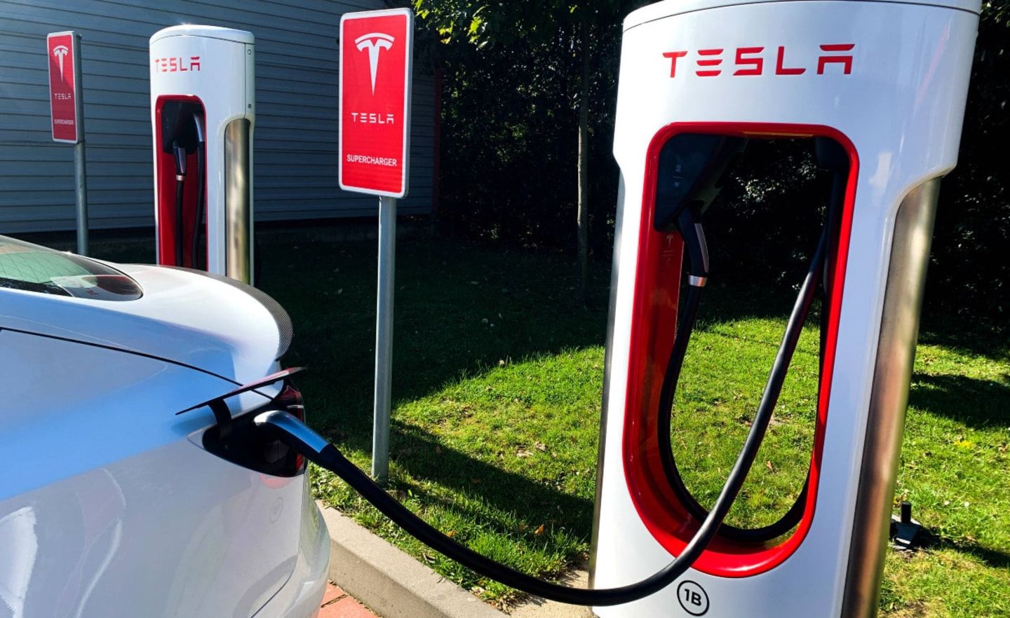Tesla produziert zu hundert Prozent rein elektrische Fahrzeuge.