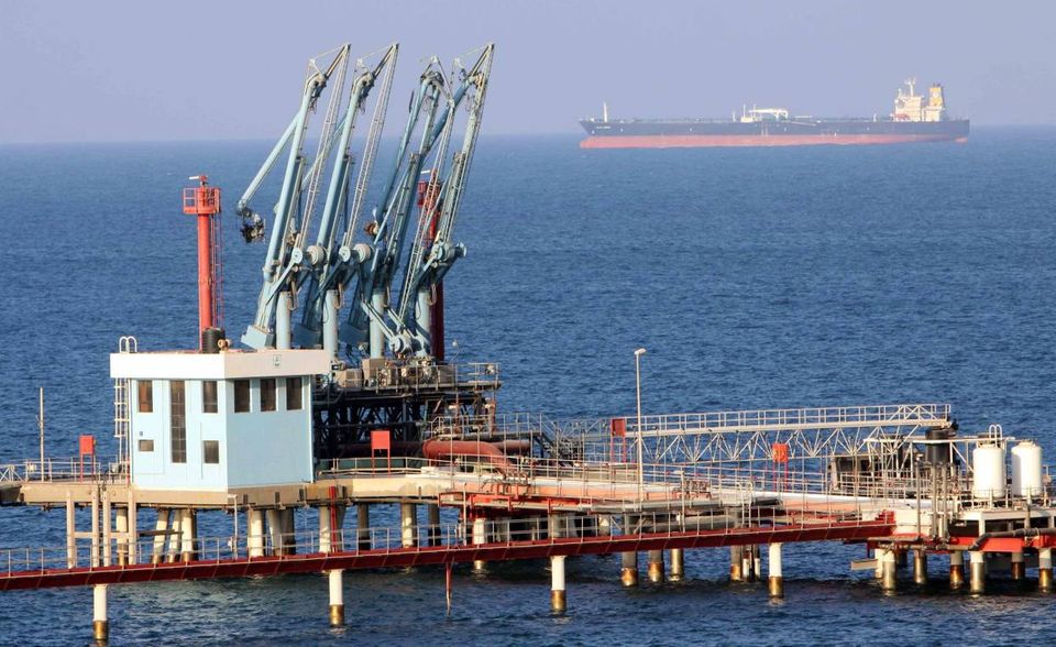 Libyen verfügte laut BP Ende 2020 über 48,4 Milliarden Barrel an nachgewiesenen Erdölvorkommen. Das entsprach 6,3 Milliarden Tonnen oder 2,8 Prozent der weltweit bekannten Reserven im Erdboden. In nur einem der 49 Staaten, die BP für diese Statistik untersucht hat, würden die Vorkommen bei den aktuellen Fördermengen noch länger reichen als in Libyen. Die Experten errechneten für das nordafrikanische Land einen Zeitraum von 339 Jahren. Ein Grund: Libyen lag 2020 auf der Liste der größten Erdölproduzenten der Welt nur auf Platz 31.