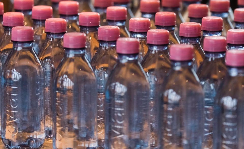 Zu den bekanntesten Marken des französischen Lebensmittelkonzerns Danone gehören Evian oder Volvic, aber auch viele Milch- und Milchersatzprodukte in Plastik und Tetrapaks. Evian ist die weltweit meistgetrunkene Wassermarke. Die jährliche Produktion verursacht einen Plastikfußabdruck von rund 820.000 Tonnen. Der Konzern setzt sich für die Kreislaufwirtschaft ein. Bis 2025 sollen in seinen 20 wichtigsten Märkten Sammel- und Recyclinginitiativen initiiert oder unterstützt werden. Ebenfalls bis 2025 wird ein Viertel recyceltes Material in Kunststoffverpackungen angestrebt, 50 Prozent bei Wasser- und Getränke-PET-Flaschen und 100 Prozent bei den Evian-PET-Flaschen.
