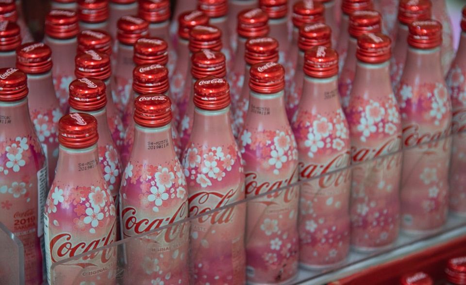 Im vierten Jahr ergab die Markensichtung, dass etwa zehn Prozent der erkennbaren Plastikverpackungen Coca-Cola-Produkte sind. Gemessen an den verwendeten Mengen ist das keine Überraschung. Die Ellen MacArthur-Stiftung erfasst in einem Fortschrittsbericht über Versprechen der Plastikwirtschaft den Getränkekonzern auf Platz eins mit 2,9 Millionen Tonnen verwendeten Kunststoffverpackungen im Jahr 2020. Jede Minute laufen 200.000 Flaschen vom Band. Coca-Colas Zusage, bis 2030 für jede verkaufte Plastikflasche oder Dose auch eine einzusammeln, scheint (noch) nicht zu fruchten.