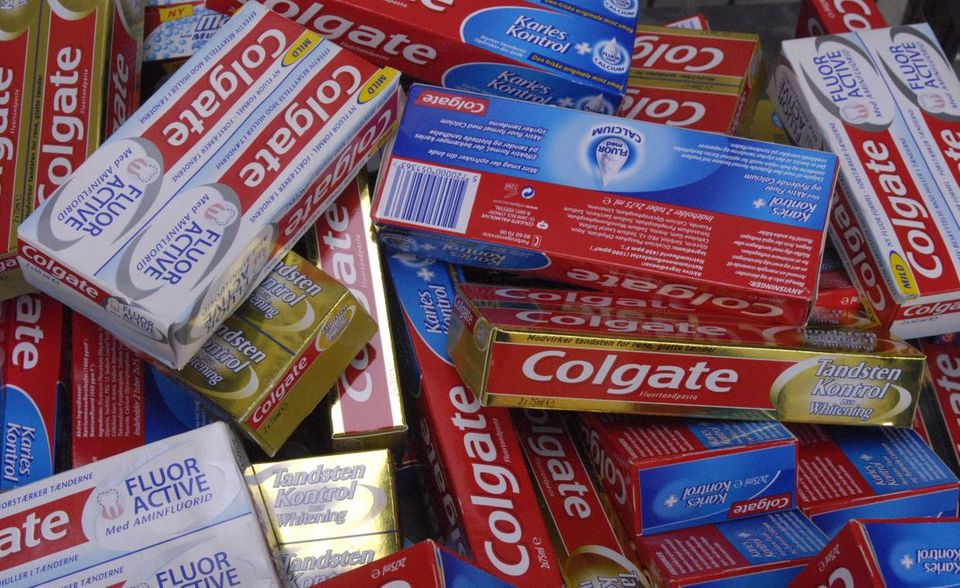 Der Konzern mit Sitz in New York produziert zum größten Teil Artikel der Mundpflege, gefolgt von den Warengruppen Körperpflege, Haushaltsreiniger, Waschmittel und Tiernahrung. Vergangenes Jahr hat Colgate-Palmolive eine Technologie für eine komplett recycelbare Zahnpastatube entwickelt – mit neuer Rezeptur auch für den Inhalt. Gewöhnlich sind in Tuben Kunststoff- mit Aluschichten verbunden. Ab 2025 sollen alle Colgate-Tuben aus dem Material gemacht werden. Problematisch bleibt: Hergestellt wird es aus neuem Kunststoff. Bis 2025 sollen laut Firmenpolitik aber auch alle Verpackungen zu 25 Prozent aus recyceltem Material bestehen.