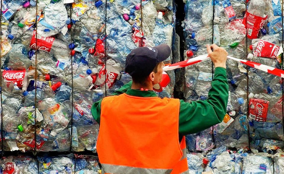 Der zweitgrößte Plastikmüllverursacher ist weniger häufig eindeutig erkennbar, hält sich aber auf dem zweiten Platz. Pepsico wird ein Plastik-Fußabdruck von jährlich 2,3 Millionen Tonnen zugeschrieben. In mehreren Zielen zur Nachhaltigkeit strebt der Konzern einen höheren Einsatz von Rezyklaten und von wiederverwendbaren Flaschen für einen Materialkreislauf an. Umweltschützer werfen dem Getränkehersteller aber vor, immer wieder hinter Zusagen zurückgefallen zu sein, etwa bei den Recyclingraten. Auch Pepsi sei Mitglied von Verbänden, die Pfandsysteme hintertreiben.