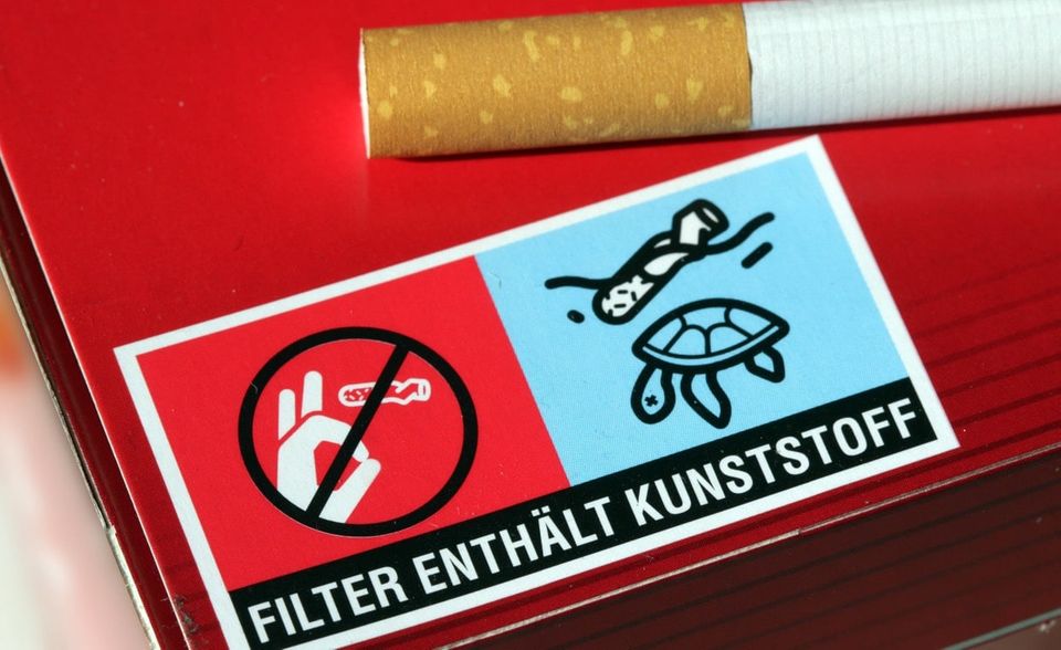 Das Aufkommen von Plastikmüll in der Tabakindustrie geht weniger auf die Verpackungen als auf Zigarettenfilter zurück. Zehntausende Stummel werden pro Sekunde weggeworfen: das weltweit am häufigsten achtlos entsorgte Abfallprodukt. Die Filter bestehen zum Großteil aus dem nur schwer abbaubaren Kunststoff Celluloseacetat. Wegen des Plastikmüllproblems forderten Wissenschaftler im "British Medical Journal", den Verkauf von Filterzigaretten komplett zu verbieten. Es wird geschätzt, dass bis 2030 ebenso viele Stummel die Weltmeere verschmutzen wie Fische darin schwimmen. Philip Morris will bis 2025 den von ihm verursachten Plastikmüll halbieren.