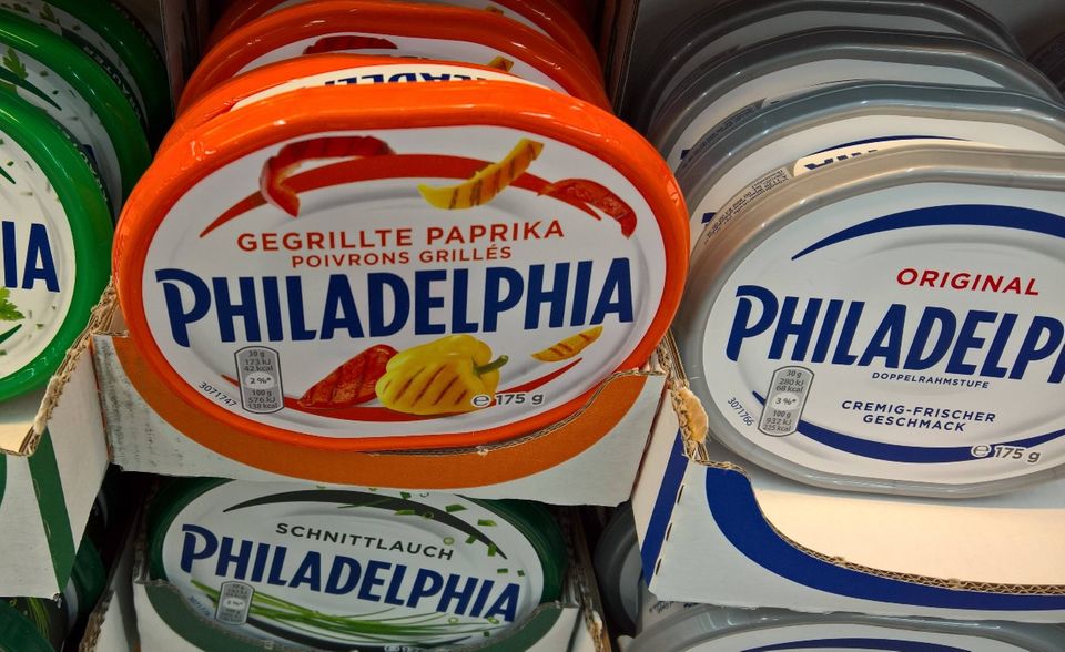 Mondeléz International, 2012 aus Kraft Foods hervorgegangen, ist bekannt für Snacks und Süßwaren wie Oreo, Toblerone oder den Frischkäse Philadelphia. In Nordamerika verblieb die Kraft Heinz Company. Der Lebensmittelkonzern verschweigt seinen Plastik-Fußabdruck und hält sich mit Ambitionen, weniger Kunststoff für Verpackungen einzusetzen, zurück. Der Fokus liegt darauf, dass diese vermehrt in die gelbe Tonne gelangen. Der eigene Verbrauch von recyceltem Kunststoff soll bei fünf Prozent liegen.