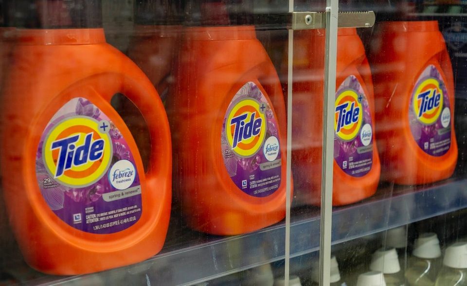 Als Nummer zwei nach Nestlé unter den umsatzstärksten FMCG-Unternehmen (fast moving consumer goods) hat Procter & Gamble (P&G) mit einem externen Partner die erste Weichspülerflasche der Marke Lenor aus Papier vorgestellt, die als Pilotprodukt 2022 in Europa auf den Markt kommen soll. Zu den Marken gehören auch Tide oder Ariel und Pampers oder Venus. Der Plastik-Fußabdruck liegt bei 700.000 Tonnen pro Jahr. Ziel ist es, bis 2030 rund 50 Prozent weniger Neuplastik einzusetzen. In der europäischen Textilpflege sollen Plastikverpackungen bis 2022 zu 100 Prozent recycelbar und absolut gesehen bis 2025 um ein Viertel reduziert werden.