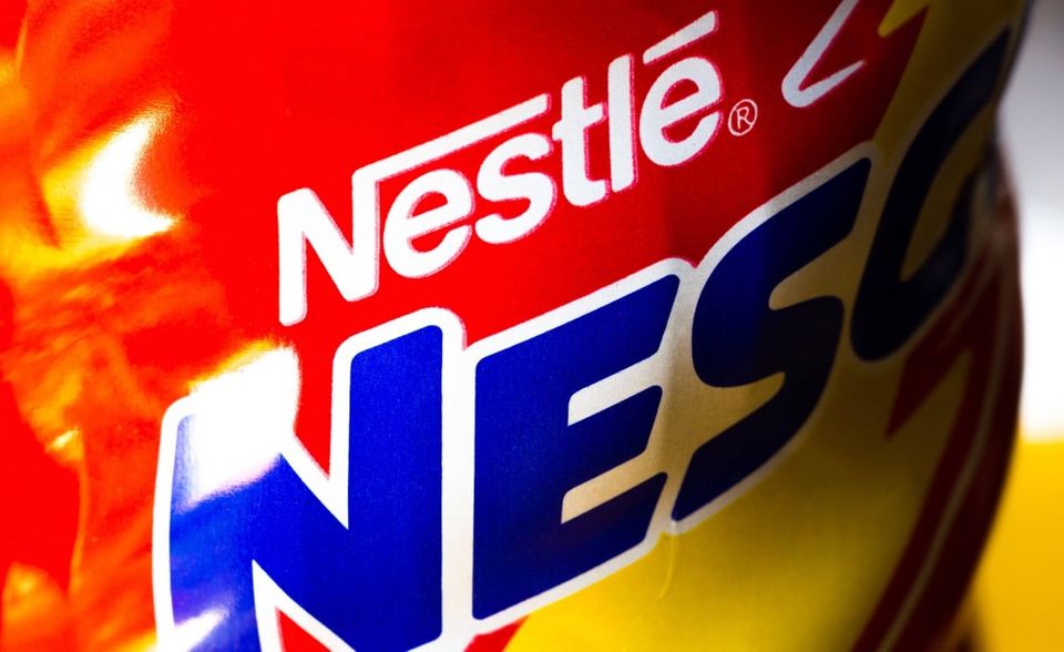Mit einem Plastik-Fußabdruck von 1,7 Millionen Tonnen jährlich produziert der Schweizer Konzern Riesenmengen Plastikmüll. Kritikern sind vor allem kleine Wegwerftütchen ein Dorn im Auge, die häufig in Produkten in ärmeren Ländern verwendet werden und stark zur Verschmutzung der Meere beitragen. Der Konzern strebt an, dass bis 2025 keine Plastikverpackung mehr im Müll landet: Sie sollen zu 100 Prozent recycelbar, wiederverwendbar oder substituiert werden. Eine Verdoppelung des Recycling-Anteils von Wasserflaschen bis 2018 wurde allerdings verfehlt.