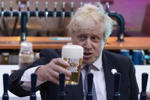 Premierminister Boris Johnson beim Besuch einer Londoner Brauerei
