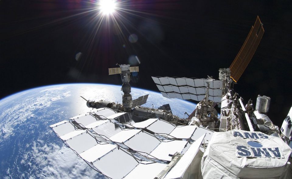 Für viele Beobachter beginnt das Dasein als echter Astronaut erst mit dem Einschwenken in die Erdumlaufbahn – vom jahrelangen Training der Raumfahrer ganz abgesehen. Dass sich Multimilliardäre einen Trip zur internationalen Raumstation ISS kaufen, ist nichts Neues. Das Ganze wird nun aber zu einem regulären Geschäftsmodell. Denn bald wird die erste private Crew auf der ISS erwartet. Die NASA und das Unternehmen Axiom Space haben dazu ein Abkommen geschlossen. Hinter Axiom Space steht ein ehemaliger Manager der US-Weltraumbehörde. Die vier potenziellen Passagiere der Ax-1 Mission stehen bereits fest. Sie sollen von SpaceX zur ISS befördert werden und acht Tage an Bord bleiben. Ab Januar 2022 soll es so weit sein. Kostenpunkt laut der „New York Times“: 55 Mio. Dollar pro Kopf. Das zahlt auch die NASA an SpaceX, um einen Astronauten zur ISS zu bringen. Damit bietet Elon Musk fast ein Schnäppchen. Ein Sitz an Bord einer russischen Soyuz-Kapsel kostet die NASA laut „Space.com“ rund 86 Mio. Dollar. Oben abgebildet ist die internationale Raumstation.