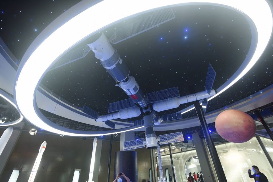 Nach dem Ende der ISS könnte China das einzige Land mit einer Raumstation in der Erdumlaufbahn sein. Es war einst nicht an der ISS beteiligt worden und baut derzeit seine Raumstation Tiangong („Himmelspalast“) – ein Modell von ihr ist oben im Bild zu sehen. Sie bietet lediglich drei Menschen Platz und erinnert in dieser Hinsicht eher an die russische Raumstation „Mir“. Die ersten Astronauten haben Tiangong bereits getestet, die Fertigstellung wird 2022 erwartet. Ungleich gigantischer fallen die Pläne der kommunistischen Partei für die Zukunft aus. Sie lässt den Bau von Raumfahrzeugen prüfen, die über einen Kilometer lang sein könnten, wie „t3n“ berichtete. Sie sollten neben der Erforschung des Weltalls auch „die langfristige Besiedlung der Erdumlaufbahn“ ermöglichen, heiße es in einer Projektskizze der Nationalen Stiftung für Naturwissenschaften (NSFC).