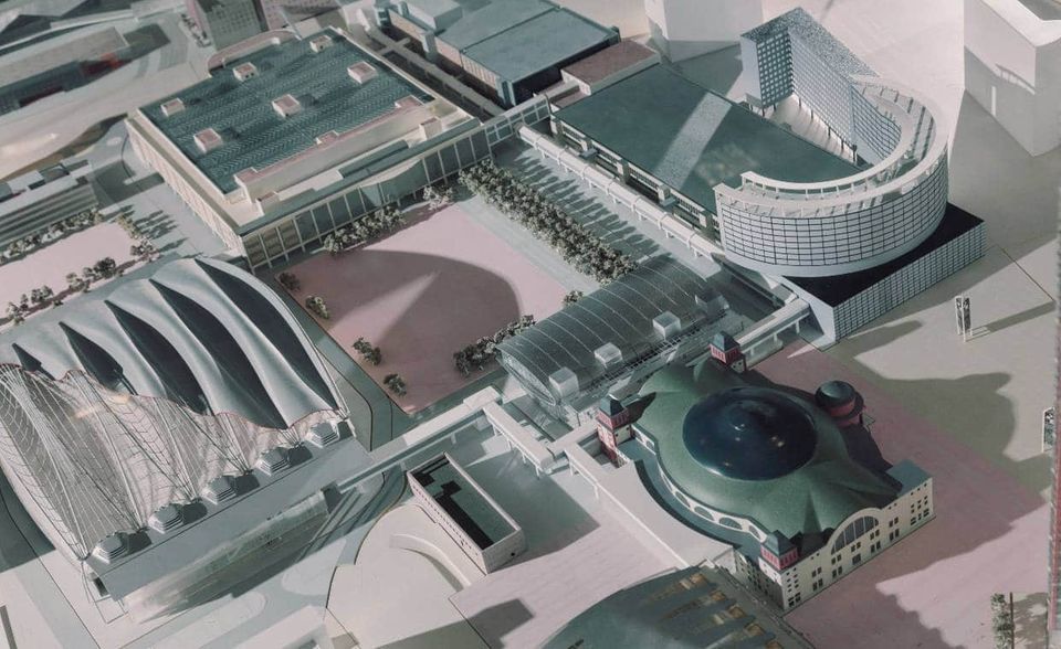 Ein Modell des riesigen Messegeländes im Stadtzentrum, im Vordergrund die historische Festhalle mit der bekannten Kuppel