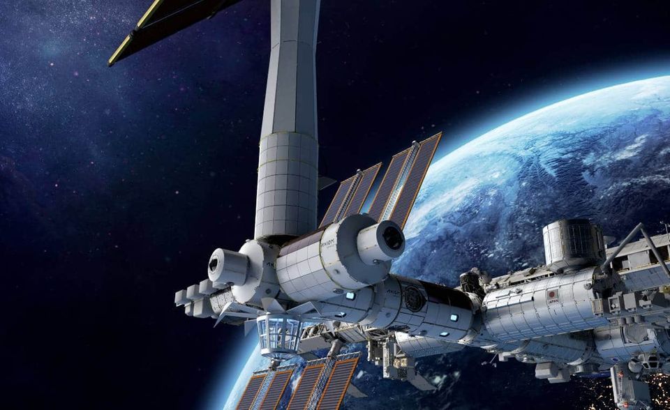 Die private Crew auf der ISS ist erst der Anfang der Tourismuspläne der NASA. Axiom Space will bis 2024 mindestens ein privates Modul an der ISS installieren. Das könnte zum ersten Weltraumhotel der Geschichte werden. Mehr noch: Nach dem Ende der ISS, die bis Ende der 2020er Jahre ausgemustert werden könnte, sollen die Axiom-Module zu einer eigenständigen Raumstation werden. Die NASA sucht zudem nach weiteren Partnern aus der Privatwirtschaft, um die ISS kommerziell zu nutzen. Die US-Weltraumbehörde hofft, damit rund ein Viertel der jährlichen Betriebskosten in Höhe von vier Milliarden Dollar gegenzufinanzieren, wie CNBC im September 2021 berichtete. So sieht die Station in der Simulation aus.