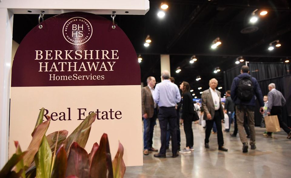 Berkshire Hathaway ist neben Dell das zweite Familienunternehmen der Top 10, das noch vom Gründer geleitet wird. Das Unternehmen geht zwar auf einen 1839 gegründeten Textilhersteller zurück. 1955 aber verwandelte es Warren Buffett in eine Investmentfirma. Seine Familie kontrolliert laut dem Index 37,2 Prozent an dem Unternehmen mit einem Umsatz von 245,5 Mrd. Dollar. Neben Buffett sitzt auch dessen Sohn Howard Graham im Aufsichtsrat.