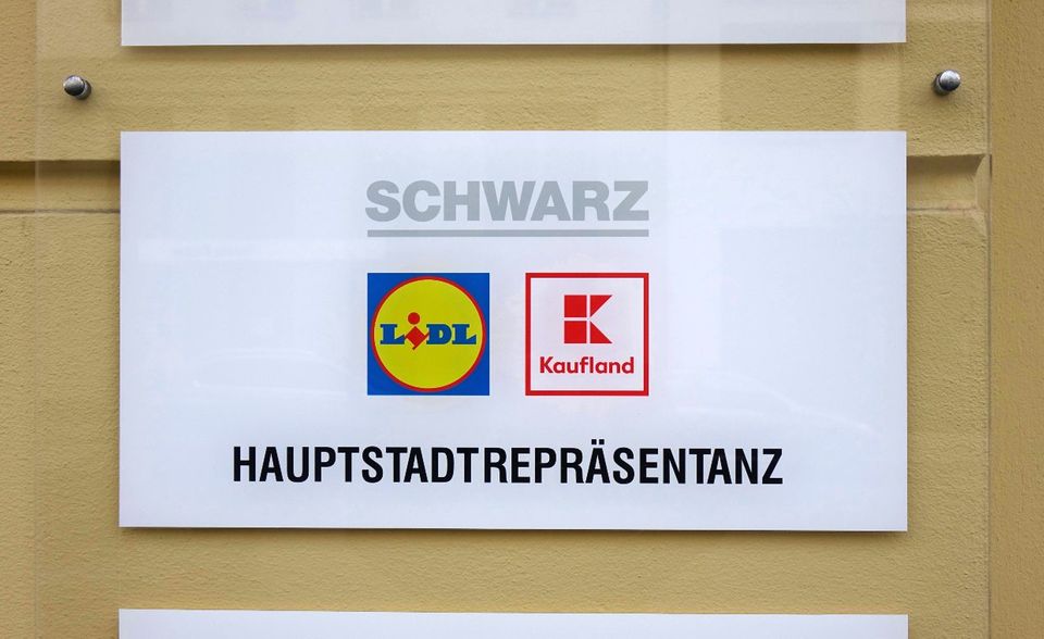 Das größte deutsche Familienunternehmen kam im weltweiten Vergleich mit einem Umsatz von 140 Mrd. Dollar auf Rang vier. Die Schwarz-Gruppe (Lidl, Kaufland) ist allerdings die Nummer eins, wenn es um Familienunternehmen in Privatbesitz geht und zudem der einzige Vertreter dieser Rangliste, der sich vollständig in Familienbesitz befindet. Der Heilbronner Kaufmann Josef Schwarz war 1930 als Gesellschafter in die Lidl & Co. Südfrüchtenhandlung eingetreten. Sein 1939 geborener Sohn Dieter Schwarz machte daraus das größte Einzelhandelsunternehmen in Europa.
