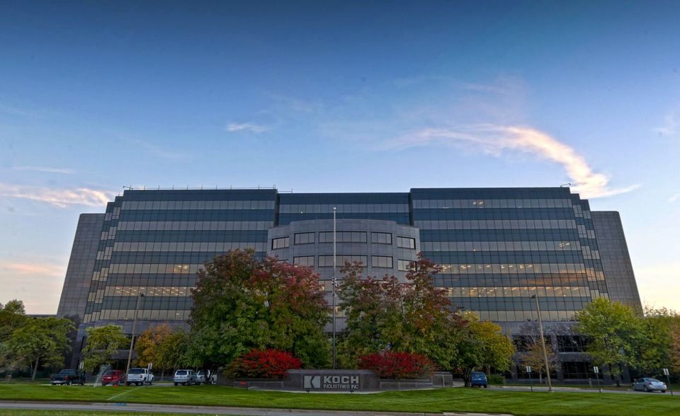 Auf Platz sieben kam mit einem Umsatz von 115 Mrd. Dollar Koch Industries. Das Öl- und Chemiekonsortium ist eines von nur drei Unternehmen der Top 10, das nicht an den Börsen gelistet ist. Die Gründerfamilie kontrolliert den Angaben zufolge 84 Prozent des Unternehmens, das rund 120.000 Menschen beschäftigt. Firmengründer war 1940 Fred Koch. Sohn Charles leitet das Unternehmen heute. Sein Bruder David starb 2019. Dessen Ehefrau Julia Koch und ihre drei Kinder erbten rund 42 Prozent an dem Konsortium. Sie wurde damit im „Forbes“-Ranking auf einen Schlag zur drittreichsten Frau der Welt.