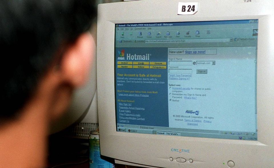 Manchmal sind Markennamen mit hohem Wiedererkennungswert nach dem Kauf durch Microsoft aber auch verschwunden. 1997 wurde die Übernahme von Hotmail mit 500 Mio. Dollar zur bis dato größten Akquisition der Firmengeschichte. Der Gratis-E-Mail-Dienst zählte damals knapp neun Millionen Nutzer pro Monat. Microsoft integrierte Hotmail in seine MSN-Dienste und behielt den Namen mit diversen Zusätzen zunächst bei. 2012 aber gab es den Relaunch des Webmail-Service als Outlook.com.